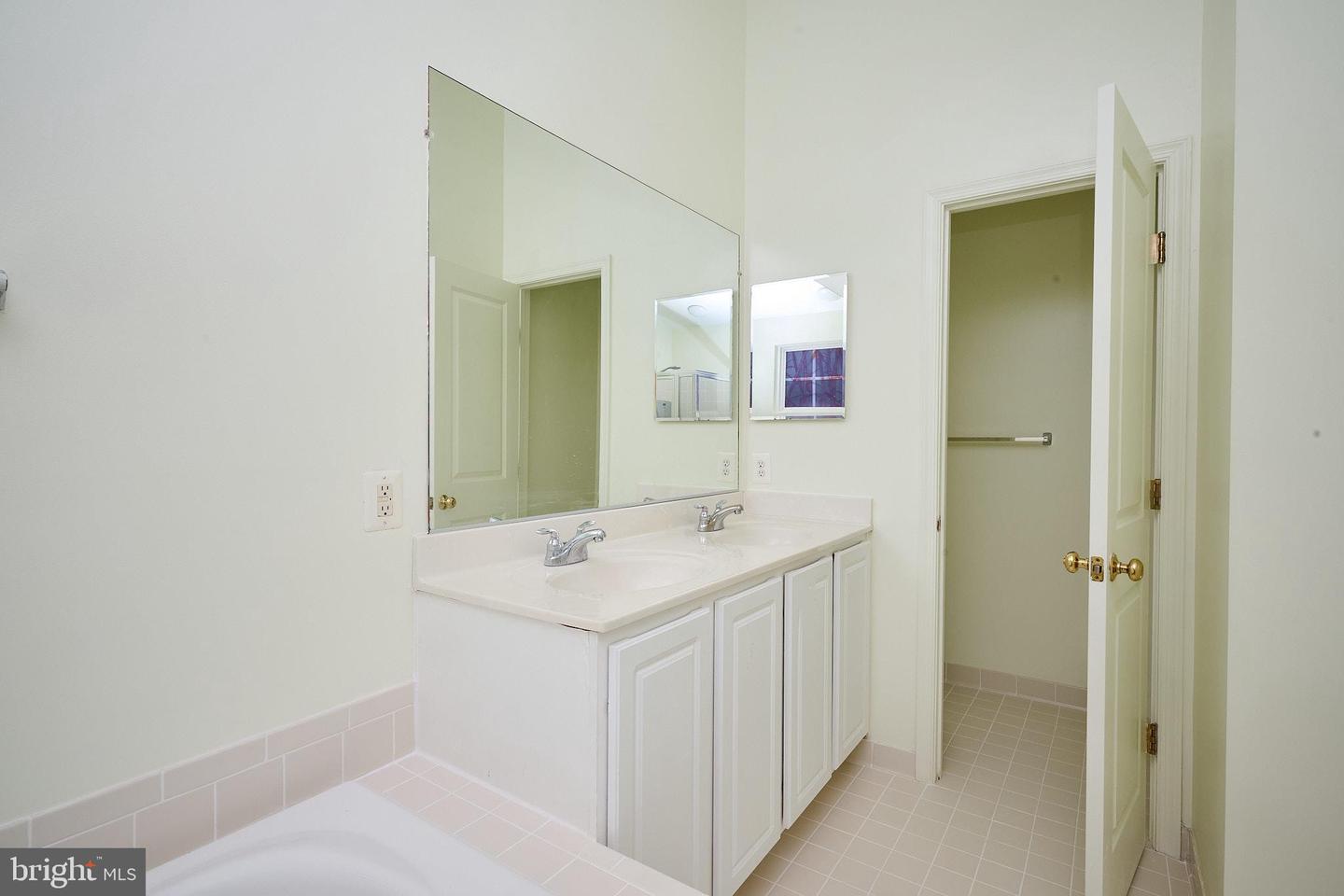 43259 SUNDERLEIGH SQ, BROADLANDS, Virginia 20148, 3 Bedrooms Bedrooms, ,3 BathroomsBathrooms,Residential,For sale,43259 SUNDERLEIGH SQ,VALO2106352 MLS # VALO2106352