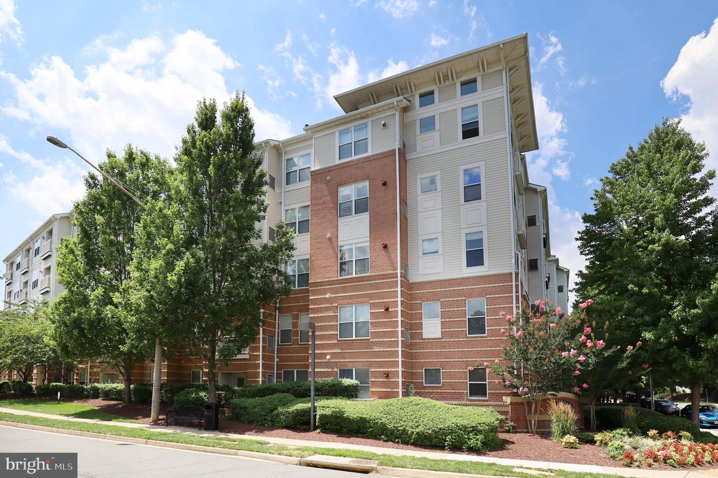 9480 VIRGINIA CENTER BLVD #211, VIENNA, Virginia 22181, 2 Bedrooms Bedrooms, ,2 BathroomsBathrooms,Residential,For sale,9480 VIRGINIA CENTER BLVD #211,VAFX2265676 MLS # VAFX2265676