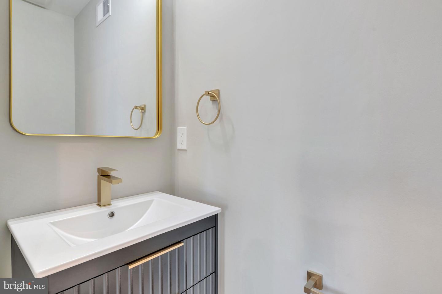 2333 FAIRLAWN AVE SE #1, WASHINGTON, District Of Columbia 20020, 4 Bedrooms Bedrooms, ,4 BathroomsBathrooms,Residential,For sale,2333 FAIRLAWN AVE SE #1,DCDC2221262 MLS # DCDC2221262
