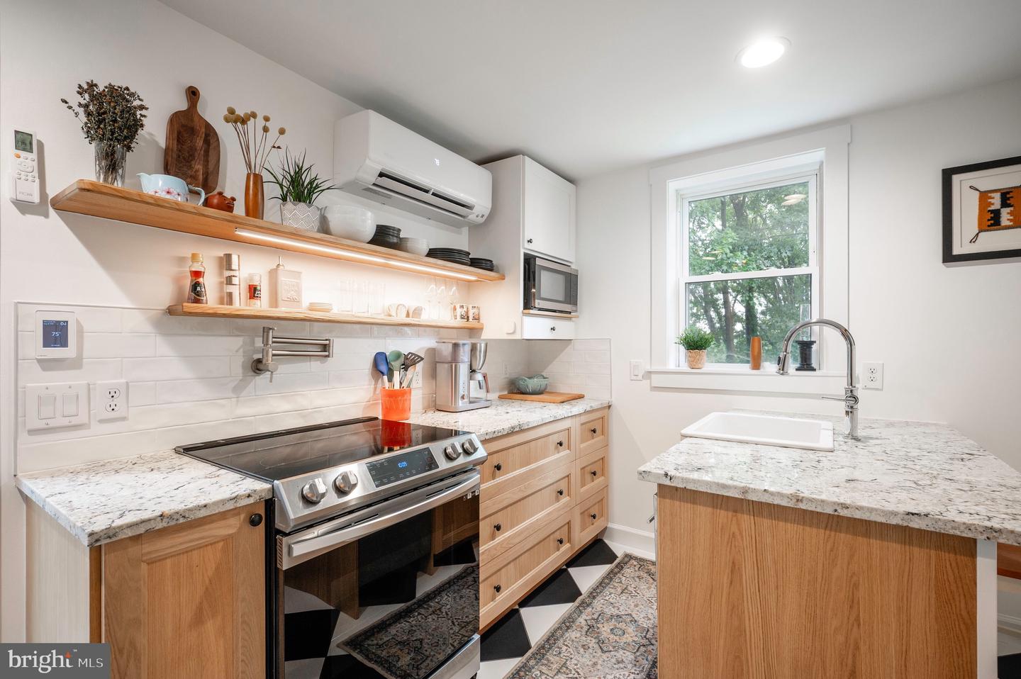 2444 S OAKLAND ST, ARLINGTON, Virginia 22206, 2 Bedrooms Bedrooms, ,2 BathroomsBathrooms,Residential,For sale,2444 S OAKLAND ST,VAAR2062104 MLS # VAAR2062104