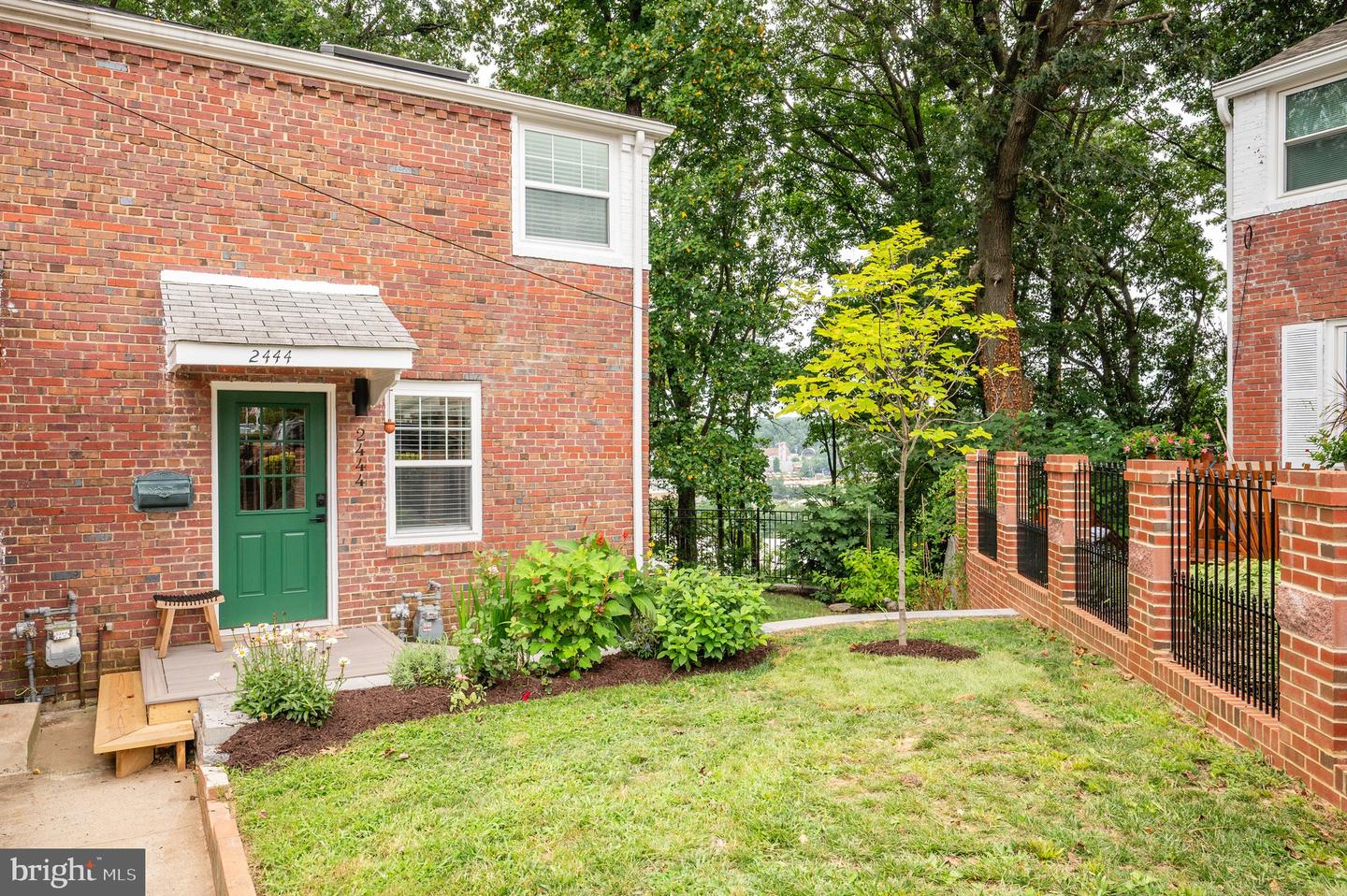 2444 S OAKLAND ST, ARLINGTON, Virginia 22206, 2 Bedrooms Bedrooms, ,2 BathroomsBathrooms,Residential,For sale,2444 S OAKLAND ST,VAAR2062104 MLS # VAAR2062104