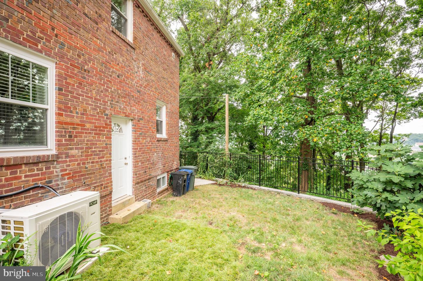 2444 S OAKLAND ST, ARLINGTON, Virginia 22206, 2 Bedrooms Bedrooms, ,2 BathroomsBathrooms,Residential,For sale,2444 S OAKLAND ST,VAAR2062104 MLS # VAAR2062104