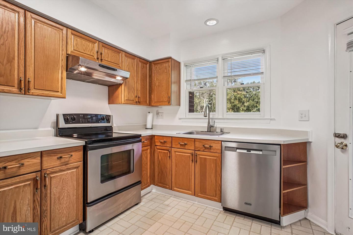 7592-K LAKESIDE VILLAGE DR, FALLS CHURCH, Virginia 22042, 1 Bedroom Bedrooms, ,1 BathroomBathrooms,Residential,For sale,7592-K LAKESIDE VILLAGE DR,VAFX2265338 MLS # VAFX2265338