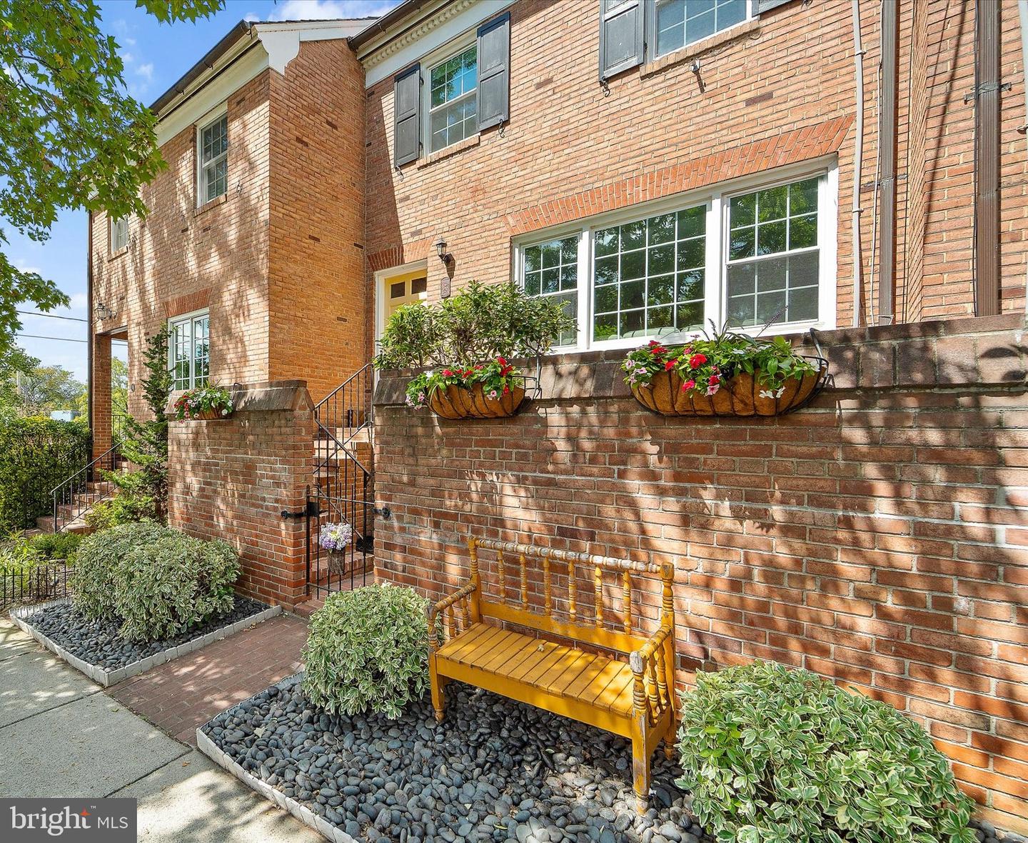 307 GIBBON ST, ALEXANDRIA, Virginia 22314, 2 Bedrooms Bedrooms, ,2 BathroomsBathrooms,Residential,For sale,307 GIBBON ST,VAAX2049404 MLS # VAAX2049404