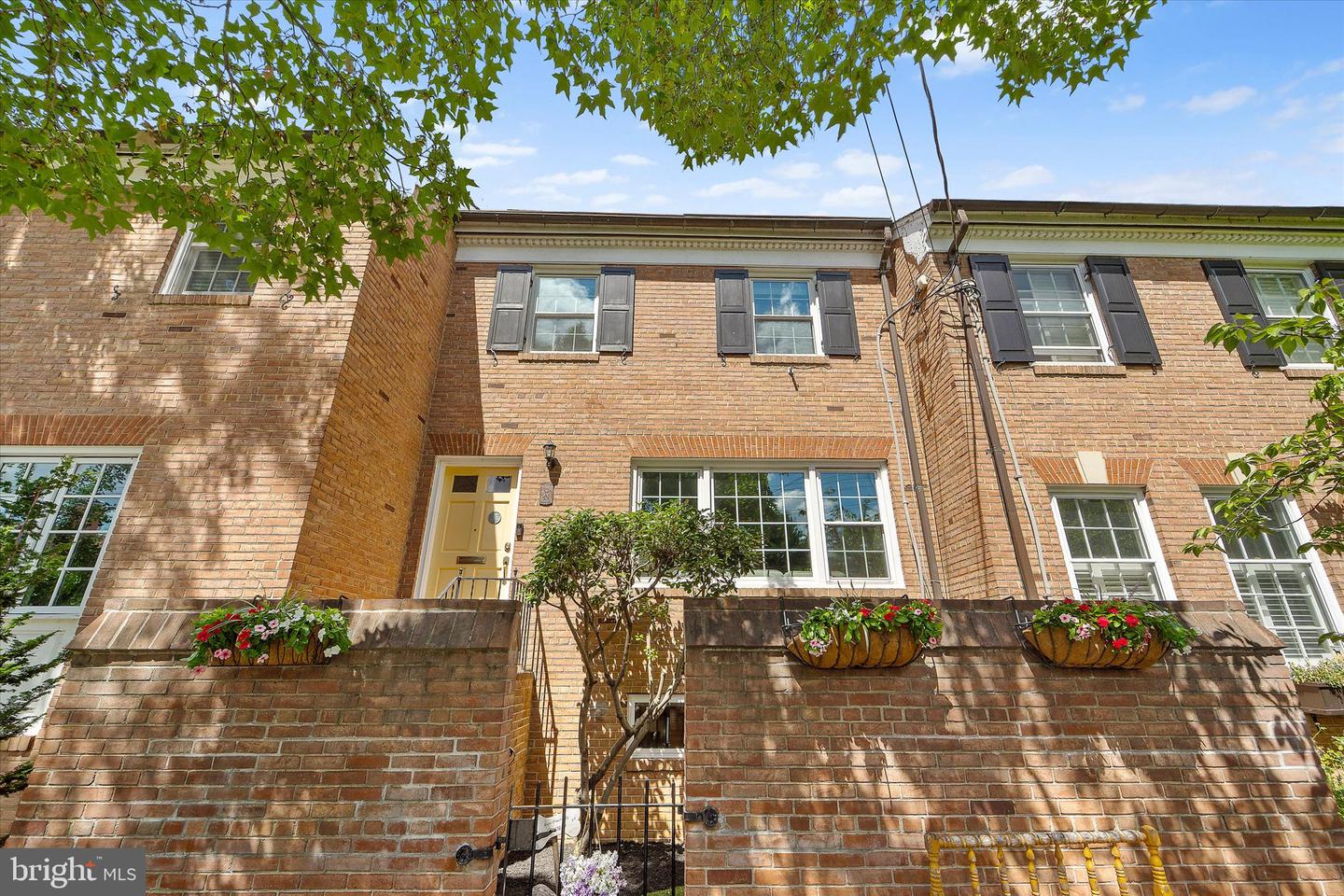 307 GIBBON ST, ALEXANDRIA, Virginia 22314, 2 Bedrooms Bedrooms, ,2 BathroomsBathrooms,Residential,For sale,307 GIBBON ST,VAAX2049404 MLS # VAAX2049404