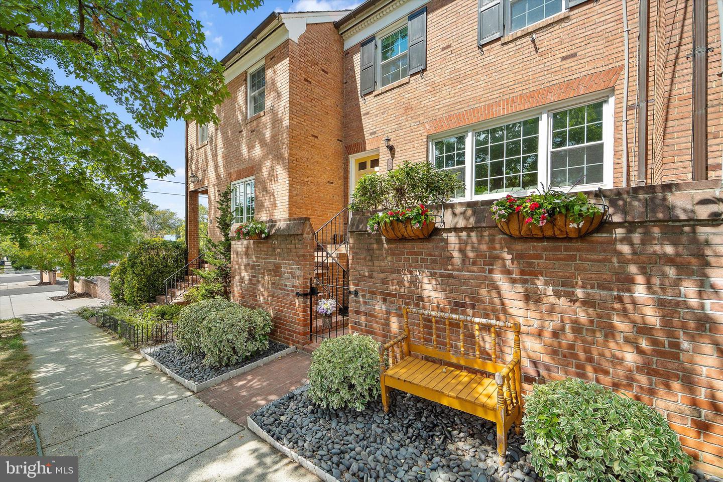 307 GIBBON ST, ALEXANDRIA, Virginia 22314, 2 Bedrooms Bedrooms, ,2 BathroomsBathrooms,Residential,For sale,307 GIBBON ST,VAAX2049404 MLS # VAAX2049404