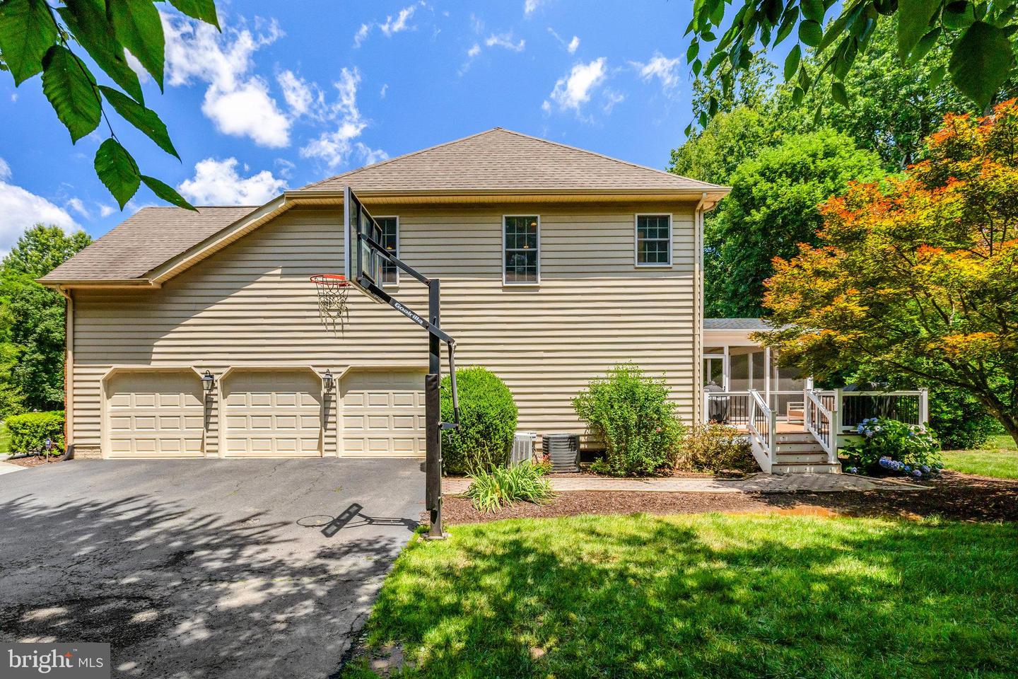 1011 PRESERVE CT, GREAT FALLS, Virginia 22066, 5 Bedrooms Bedrooms, ,5 BathroomsBathrooms,Residential,For sale,1011 PRESERVE CT,VAFX2265766 MLS # VAFX2265766
