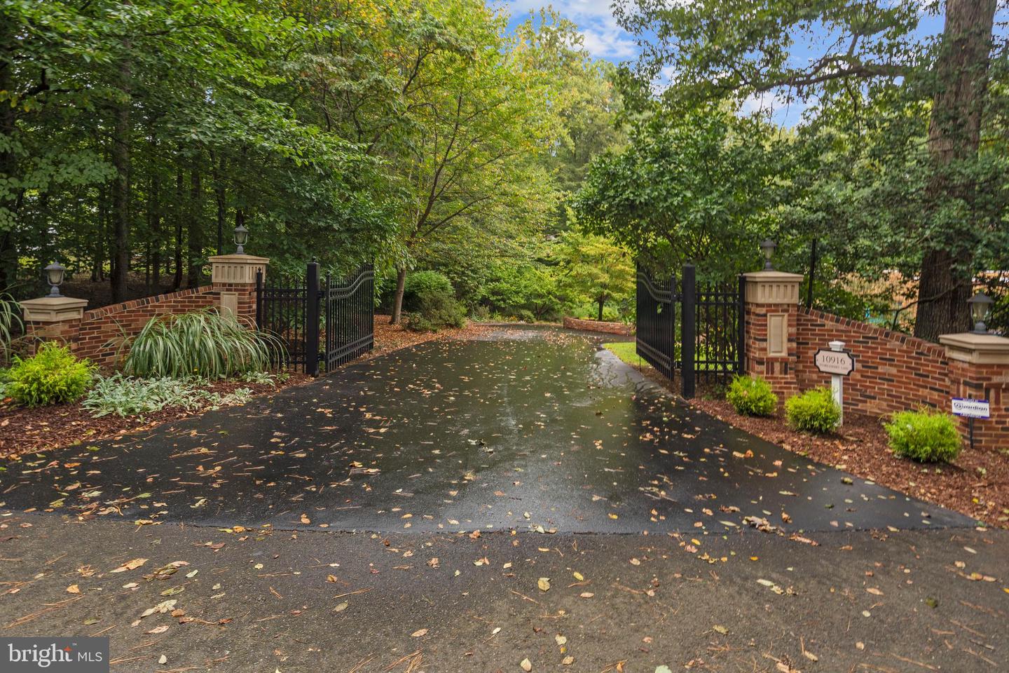 10916 THIMBLEBERRY LN, GREAT FALLS, Virginia 22066, 5 Bedrooms Bedrooms, ,4 BathroomsBathrooms,Residential,For sale,10916 THIMBLEBERRY LN,VAFX2261854 MLS # VAFX2261854