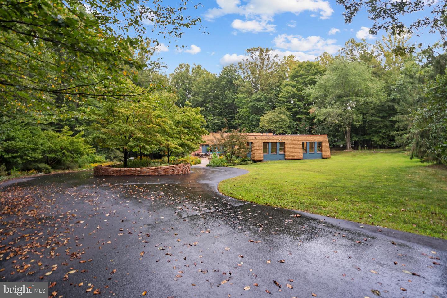 10916 THIMBLEBERRY LN, GREAT FALLS, Virginia 22066, 5 Bedrooms Bedrooms, ,4 BathroomsBathrooms,Residential,For sale,10916 THIMBLEBERRY LN,VAFX2261854 MLS # VAFX2261854