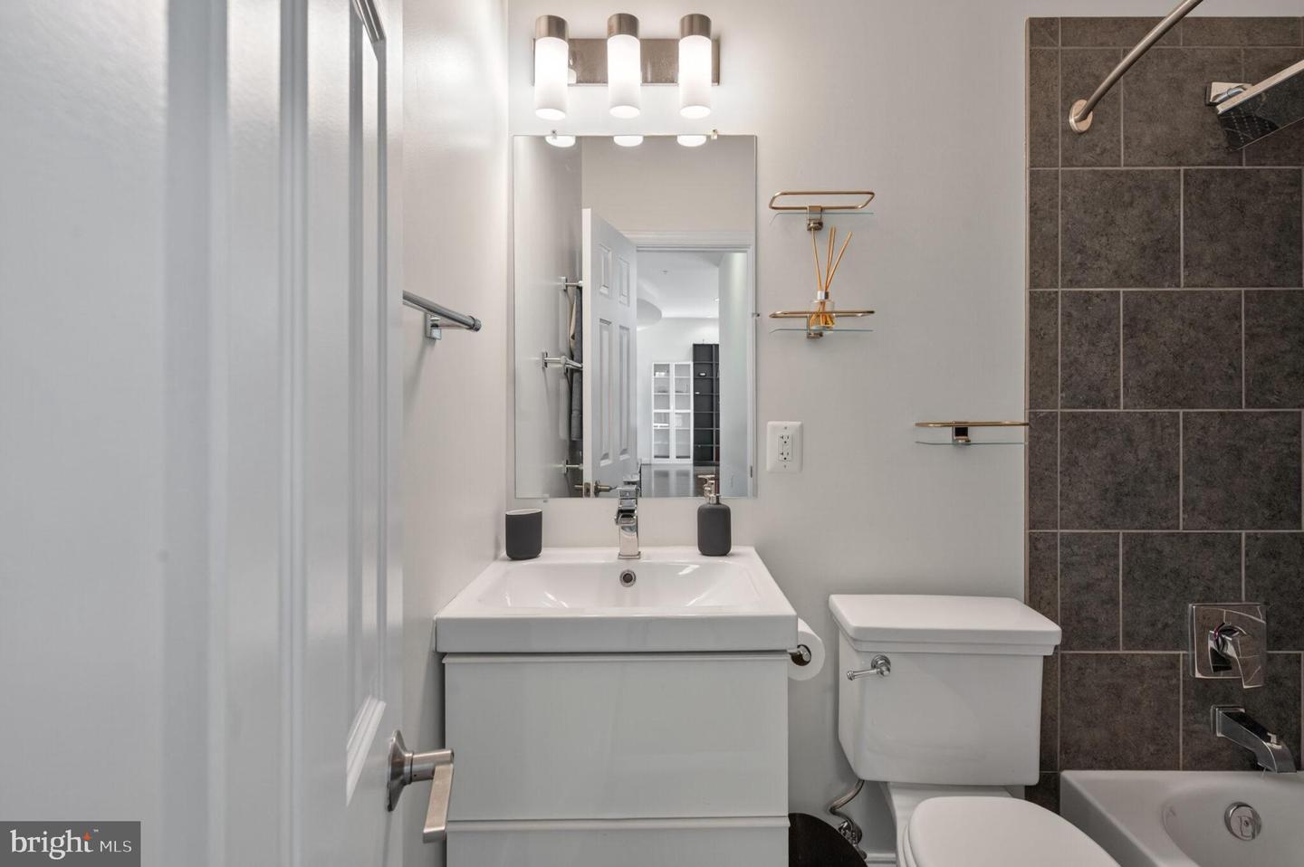 1011 ARLINGTON BLVD #1112, ARLINGTON, Virginia 22209, 1 Bedroom Bedrooms, ,1 BathroomBathrooms,Residential,For sale,1011 ARLINGTON BLVD #1112,VAAR2063394 MLS # VAAR2063394