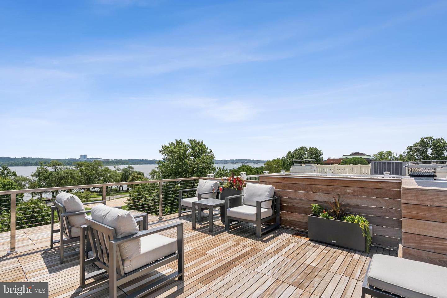422 N UNION ST, ALEXANDRIA, Virginia 22314, 3 Bedrooms Bedrooms, ,3 BathroomsBathrooms,Residential,For sale,422 N UNION ST,VAAX2049230 MLS # VAAX2049230