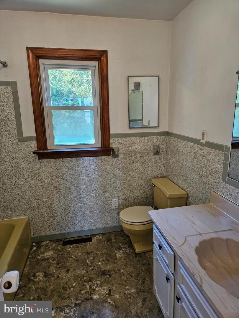 17519 NEW BALTIMORE RD, MILFORD, Virginia 22514, 2 Bedrooms Bedrooms, 5 Rooms Rooms,2 BathroomsBathrooms,Residential,For sale,17519 NEW BALTIMORE RD,VACV2008818 MLS # VACV2008818