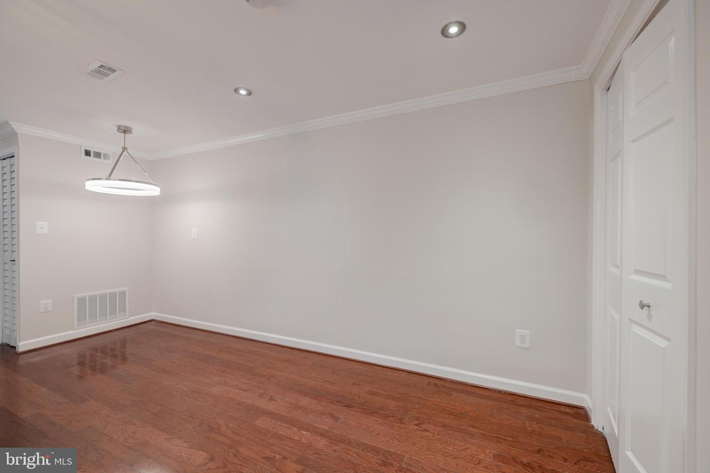 700 S ARLINGTON MILL DR #103, ARLINGTON, Virginia 22204, 2 Bedrooms Bedrooms, ,1 BathroomBathrooms,Residential,For sale,700 S ARLINGTON MILL DR #103,VAAR2063442 MLS # VAAR2063442
