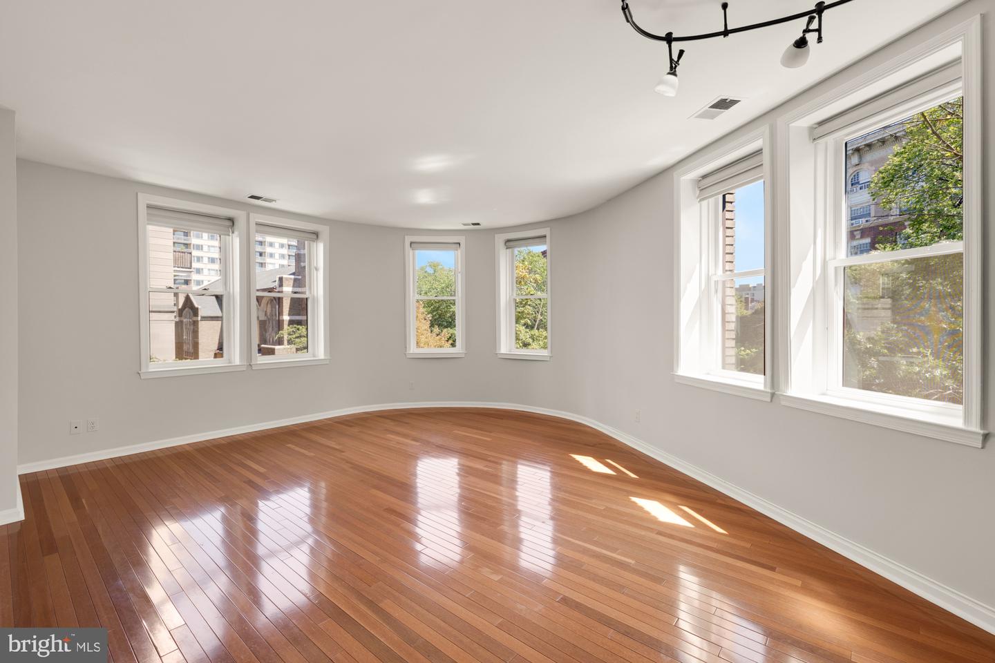 2001 16TH ST NW #303, WASHINGTON, District Of Columbia 20009, 2 Bedrooms Bedrooms, ,1 BathroomBathrooms,Residential,For sale,2001 16TH ST NW #303,DCDC2221656 MLS # DCDC2221656