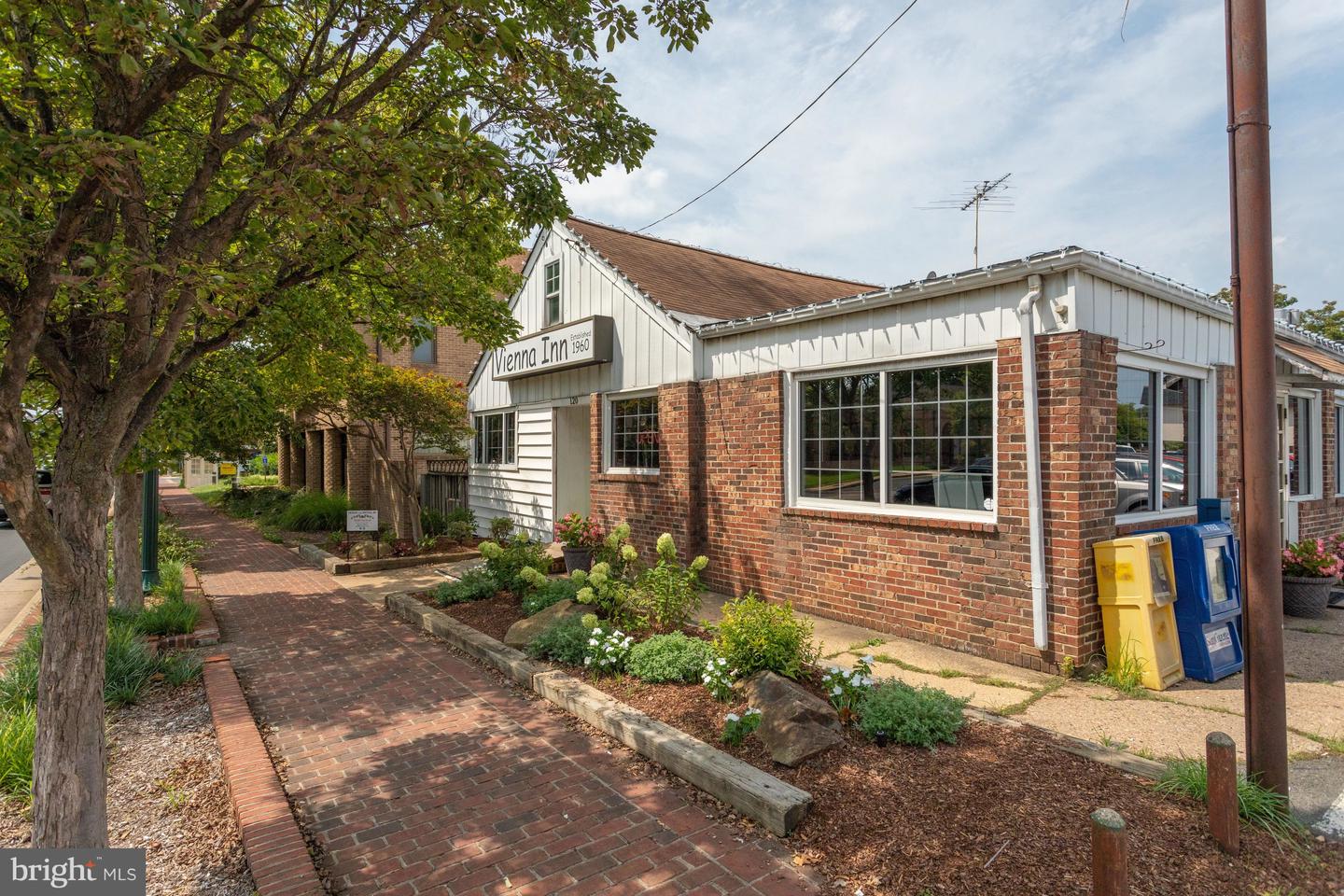 1834 ELGIN DR, VIENNA, Virginia 22182, 5 Bedrooms Bedrooms, 10 Rooms Rooms,4 BathroomsBathrooms,Residential,For sale,1834 ELGIN DR,VAFX2261882 MLS # VAFX2261882