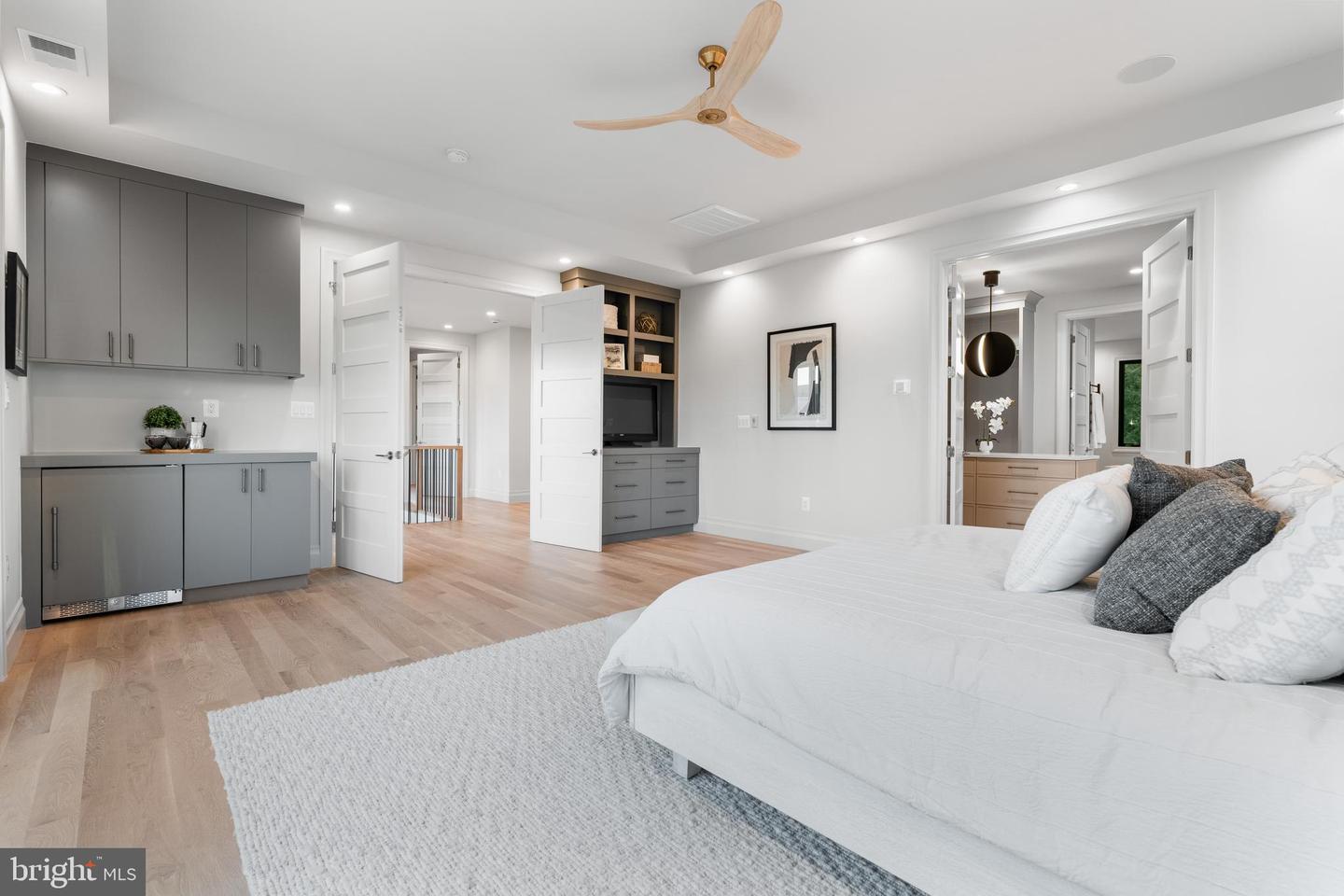6301 31ST ST N, ARLINGTON, Virginia 22207, 6 Bedrooms Bedrooms, ,6 BathroomsBathrooms,Residential,For sale,6301 31ST ST N,VAAR2062868 MLS # VAAR2062868