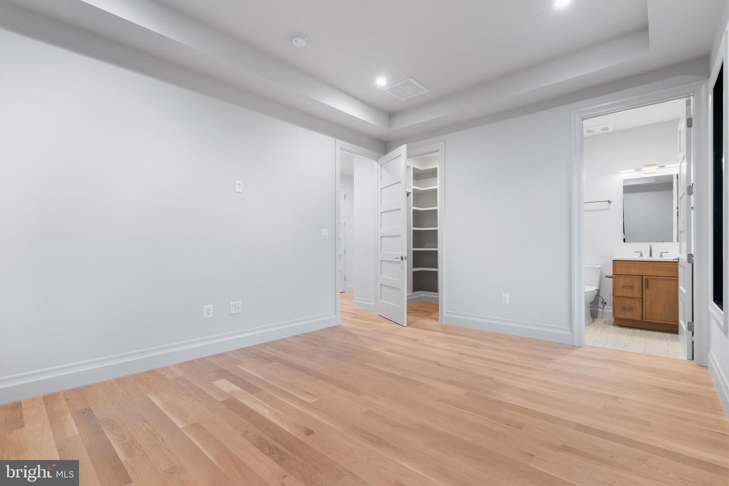 6301 31ST ST N, ARLINGTON, Virginia 22207, 6 Bedrooms Bedrooms, ,6 BathroomsBathrooms,Residential,For sale,6301 31ST ST N,VAAR2062868 MLS # VAAR2062868