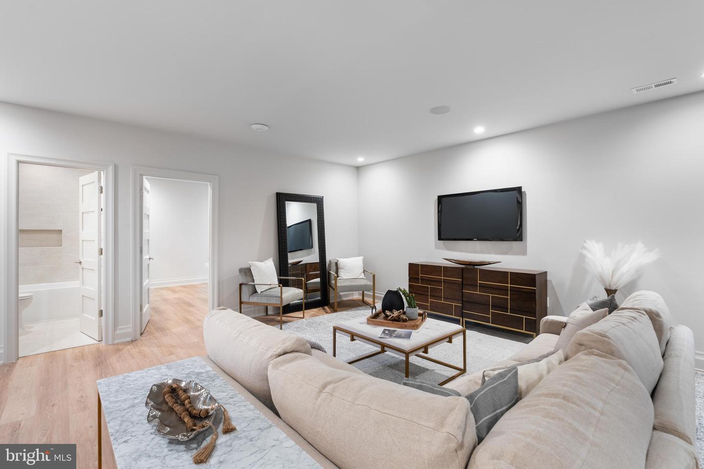 6301 31ST ST N, ARLINGTON, Virginia 22207, 6 Bedrooms Bedrooms, ,6 BathroomsBathrooms,Residential,For sale,6301 31ST ST N,VAAR2062868 MLS # VAAR2062868