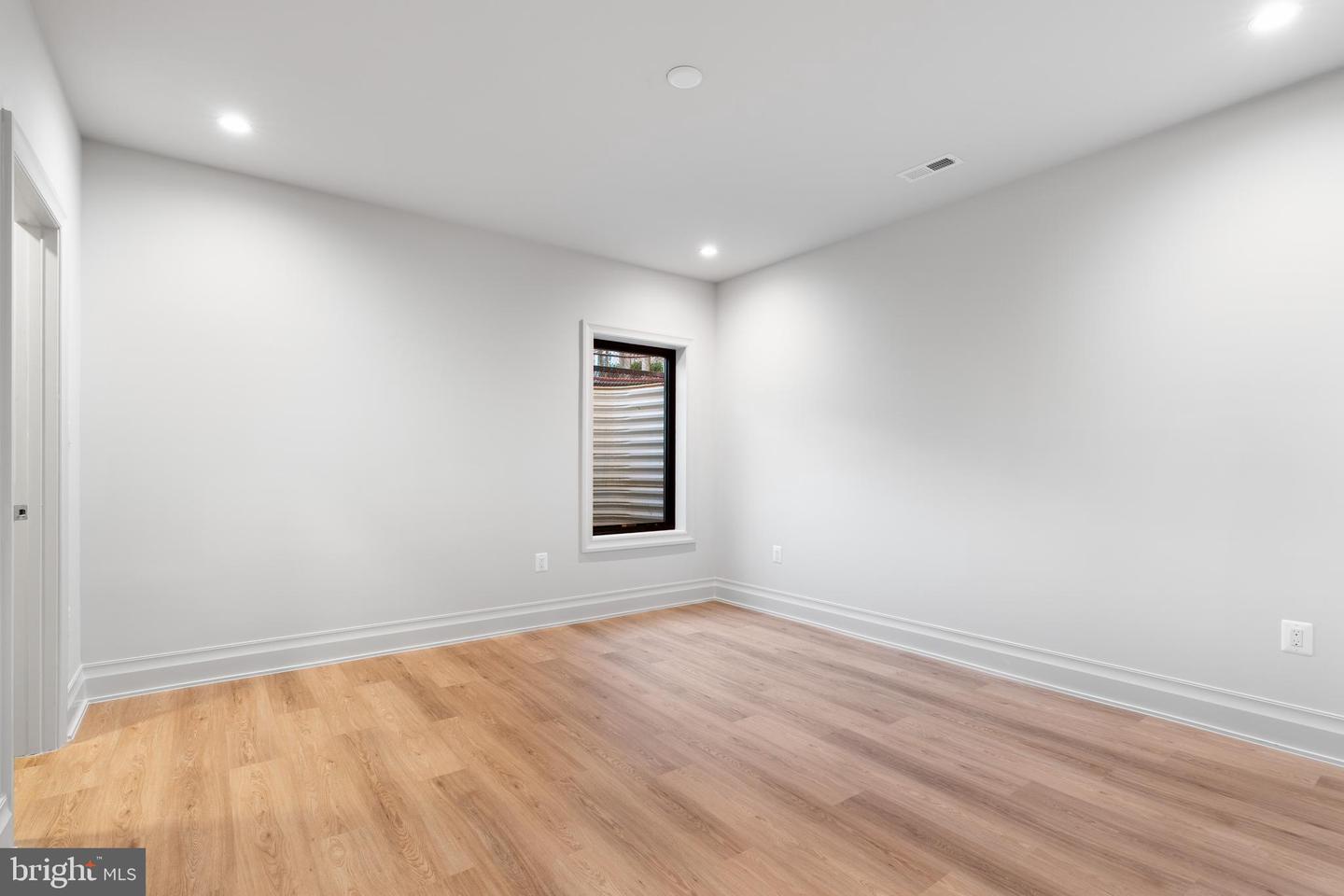 6301 31ST ST N, ARLINGTON, Virginia 22207, 6 Bedrooms Bedrooms, ,6 BathroomsBathrooms,Residential,For sale,6301 31ST ST N,VAAR2062868 MLS # VAAR2062868