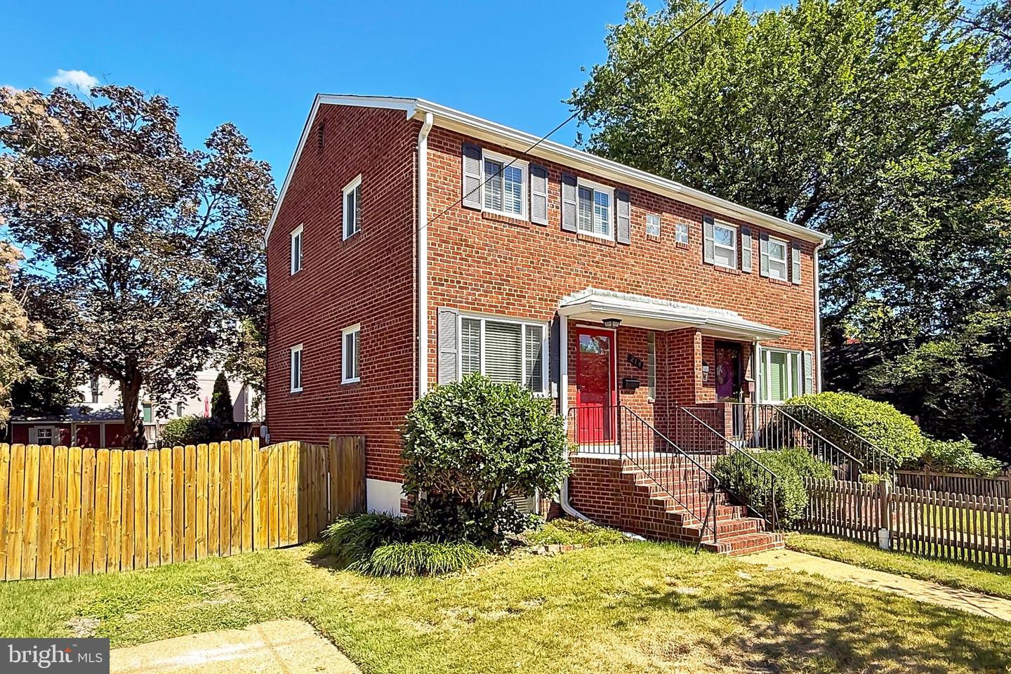 214 E SPRING ST E, ALEXANDRIA, Virginia 22301, 2 Bedrooms Bedrooms, ,1 BathroomBathrooms,Residential,For sale,214 E SPRING ST E,VAAX2049250 MLS # VAAX2049250