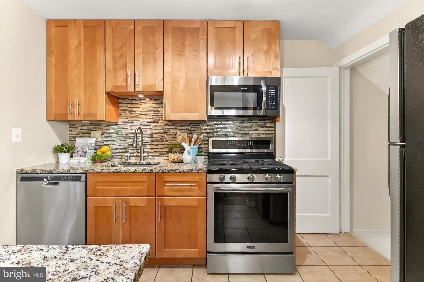 214 E SPRING ST E, ALEXANDRIA, Virginia 22301, 2 Bedrooms Bedrooms, ,1 BathroomBathrooms,Residential,For sale,214 E SPRING ST E,VAAX2049250 MLS # VAAX2049250