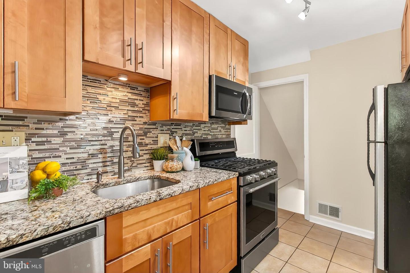 214 E SPRING ST E, ALEXANDRIA, Virginia 22301, 2 Bedrooms Bedrooms, ,1 BathroomBathrooms,Residential,For sale,214 E SPRING ST E,VAAX2049250 MLS # VAAX2049250