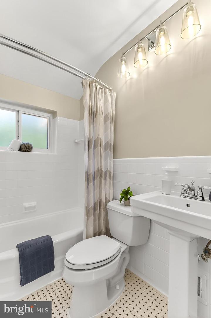 214 E SPRING ST E, ALEXANDRIA, Virginia 22301, 2 Bedrooms Bedrooms, ,1 BathroomBathrooms,Residential,For sale,214 E SPRING ST E,VAAX2049250 MLS # VAAX2049250