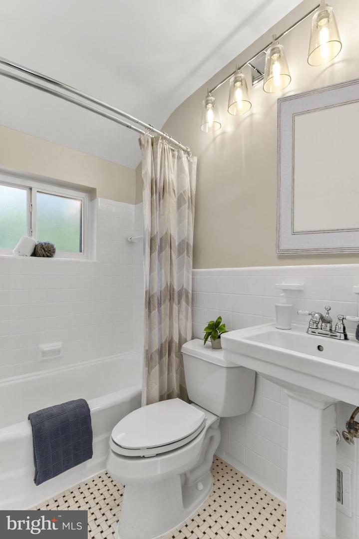 214 E SPRING ST E, ALEXANDRIA, Virginia 22301, 2 Bedrooms Bedrooms, ,1 BathroomBathrooms,Residential,For sale,214 E SPRING ST E,VAAX2049250 MLS # VAAX2049250