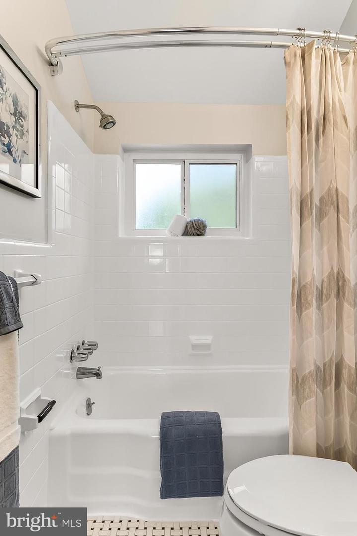 214 E SPRING ST E, ALEXANDRIA, Virginia 22301, 2 Bedrooms Bedrooms, ,1 BathroomBathrooms,Residential,For sale,214 E SPRING ST E,VAAX2049250 MLS # VAAX2049250