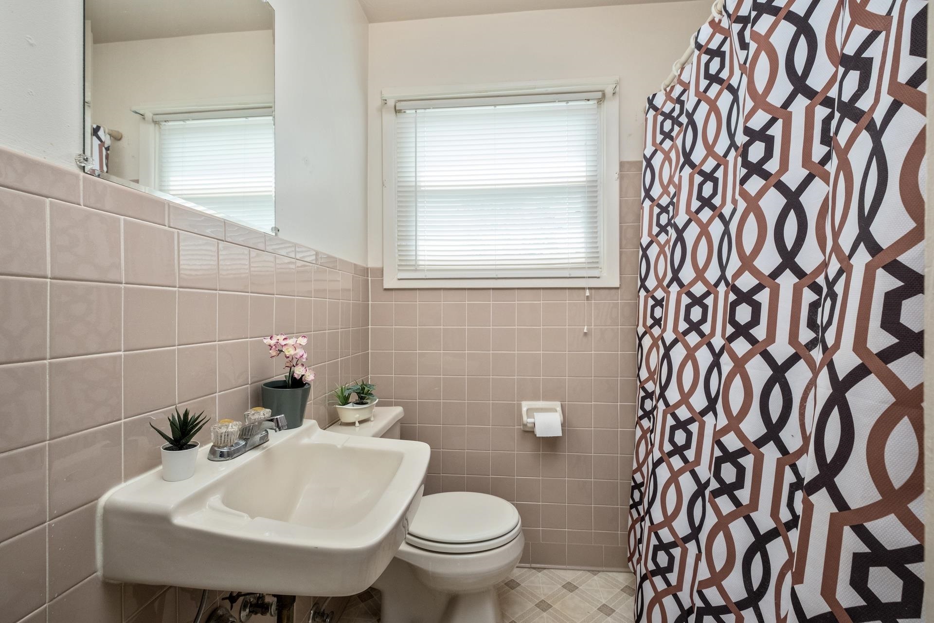 2508 S SHARLAINE DR, STAUNTON, Virginia 24401, 4 Bedrooms Bedrooms, ,1 BathroomBathrooms,Residential,2508 S SHARLAINE DR,668869 MLS # 668869