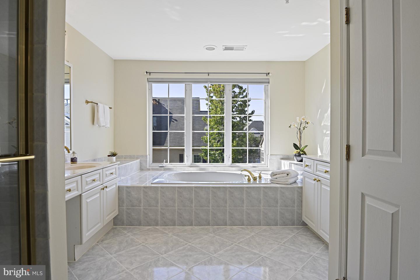 1924 LOGAN MANOR DR, RESTON, Virginia 20190, 3 Bedrooms Bedrooms, ,3 BathroomsBathrooms,Residential,For sale,1924 LOGAN MANOR DR,VAFX2265656 MLS # VAFX2265656