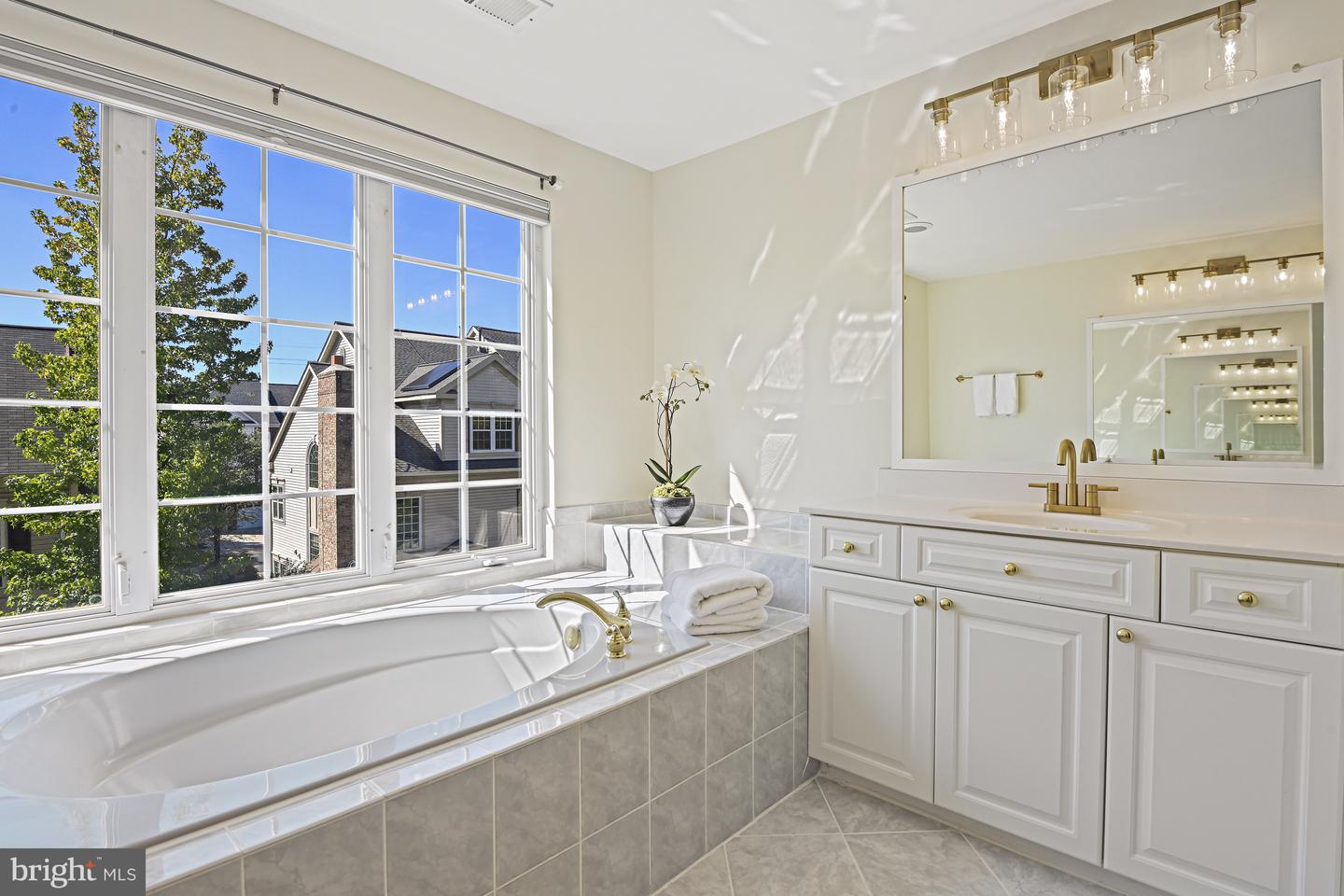 1924 LOGAN MANOR DR, RESTON, Virginia 20190, 3 Bedrooms Bedrooms, ,3 BathroomsBathrooms,Residential,For sale,1924 LOGAN MANOR DR,VAFX2265656 MLS # VAFX2265656