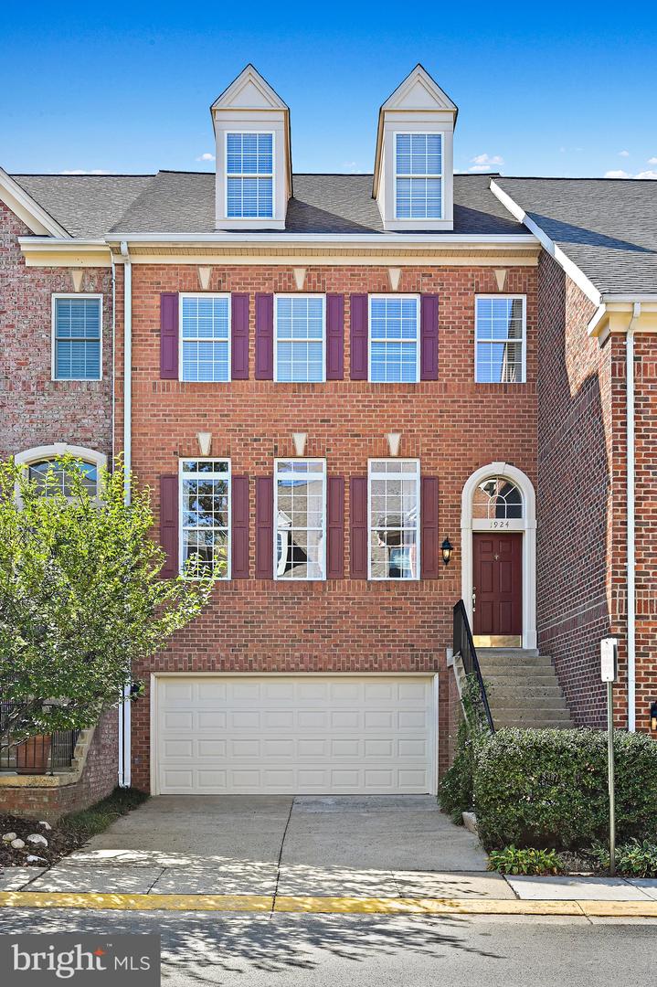 1924 LOGAN MANOR DR, RESTON, Virginia 20190, 3 Bedrooms Bedrooms, ,3 BathroomsBathrooms,Residential,For sale,1924 LOGAN MANOR DR,VAFX2265656 MLS # VAFX2265656
