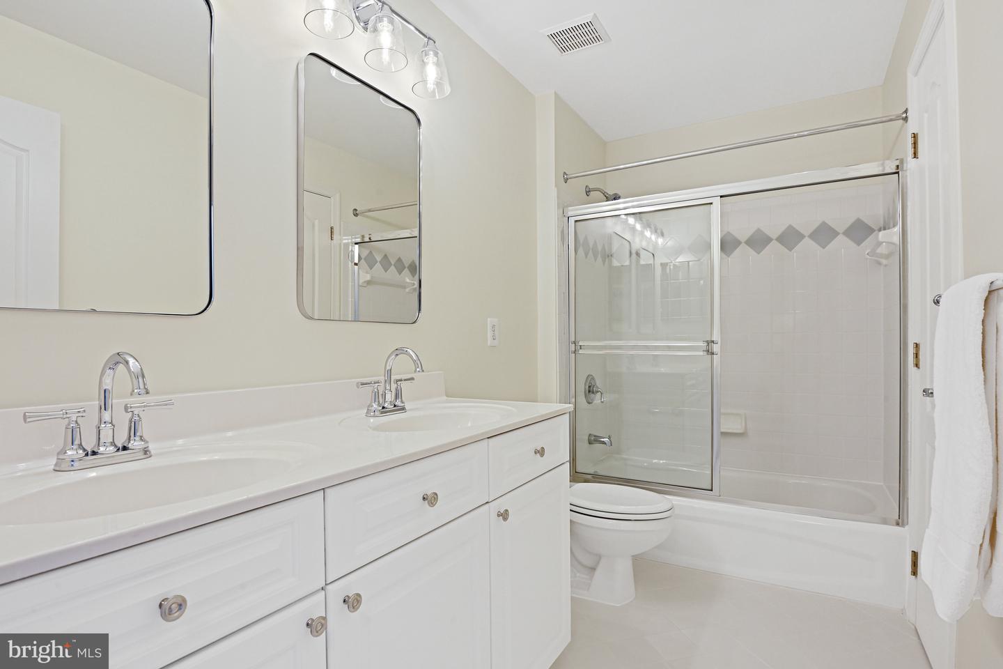 1924 LOGAN MANOR DR, RESTON, Virginia 20190, 3 Bedrooms Bedrooms, ,3 BathroomsBathrooms,Residential,For sale,1924 LOGAN MANOR DR,VAFX2265656 MLS # VAFX2265656