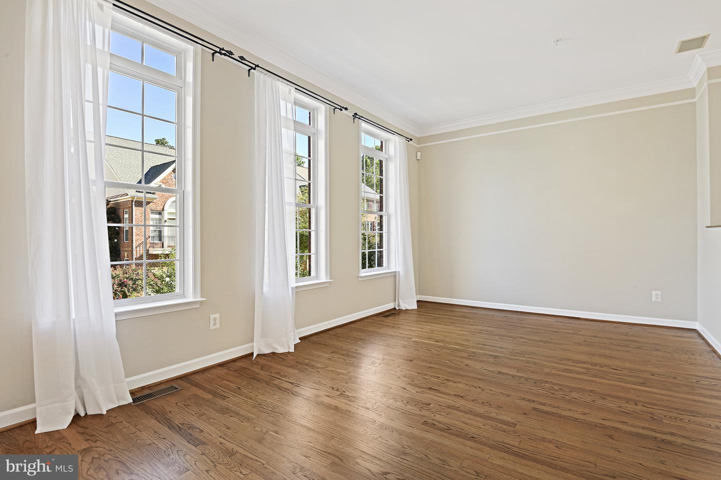 1924 LOGAN MANOR DR, RESTON, Virginia 20190, 3 Bedrooms Bedrooms, ,3 BathroomsBathrooms,Residential,For sale,1924 LOGAN MANOR DR,VAFX2265656 MLS # VAFX2265656