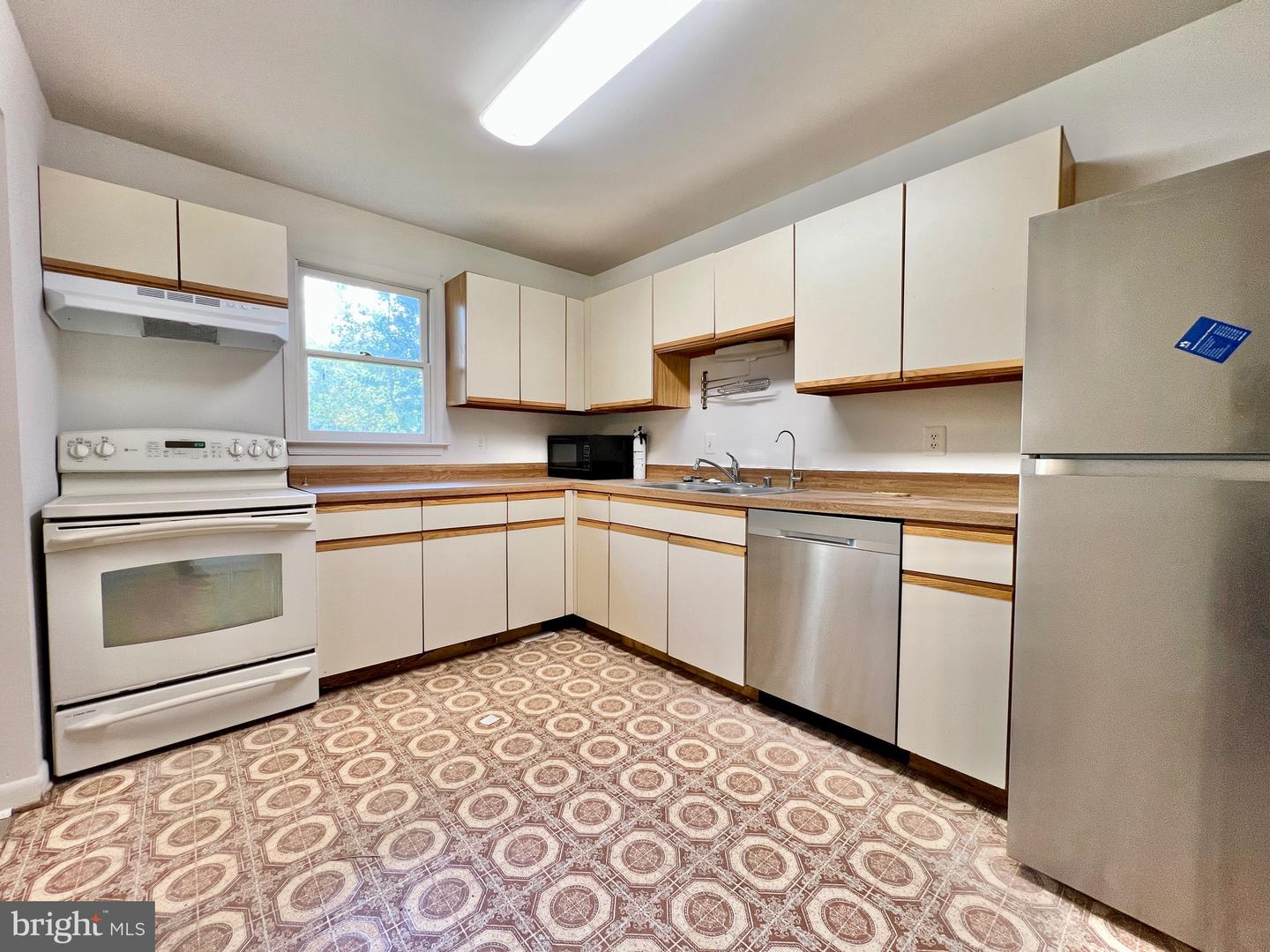 7819 LAKE DR, MANASSAS, Virginia 20111, 3 Bedrooms Bedrooms, 5 Rooms Rooms,2 BathroomsBathrooms,Residential,For sale,7819 LAKE DR,VAPW2103876 MLS # VAPW2103876