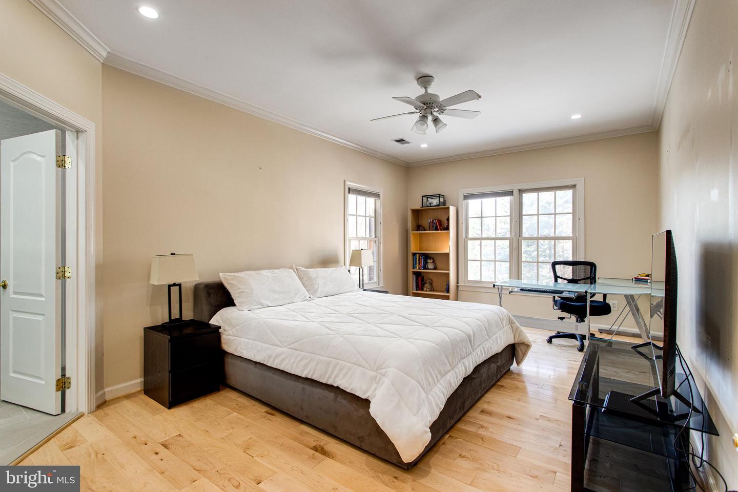 891 CHINQUAPIN RD, MCLEAN, Virginia 22102, 5 Bedrooms Bedrooms, 28 Rooms Rooms,5 BathroomsBathrooms,Residential,For sale,891 CHINQUAPIN RD,VAFX2217852 MLS # VAFX2217852