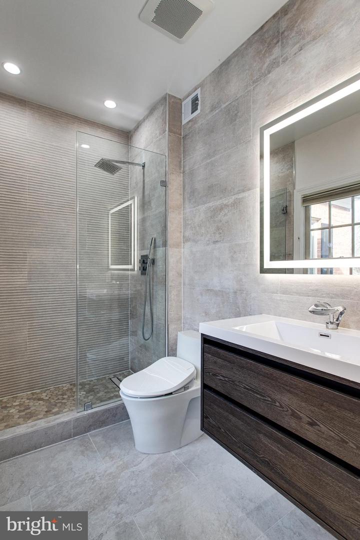 891 CHINQUAPIN RD, MCLEAN, Virginia 22102, 5 Bedrooms Bedrooms, 28 Rooms Rooms,5 BathroomsBathrooms,Residential,For sale,891 CHINQUAPIN RD,VAFX2217852 MLS # VAFX2217852