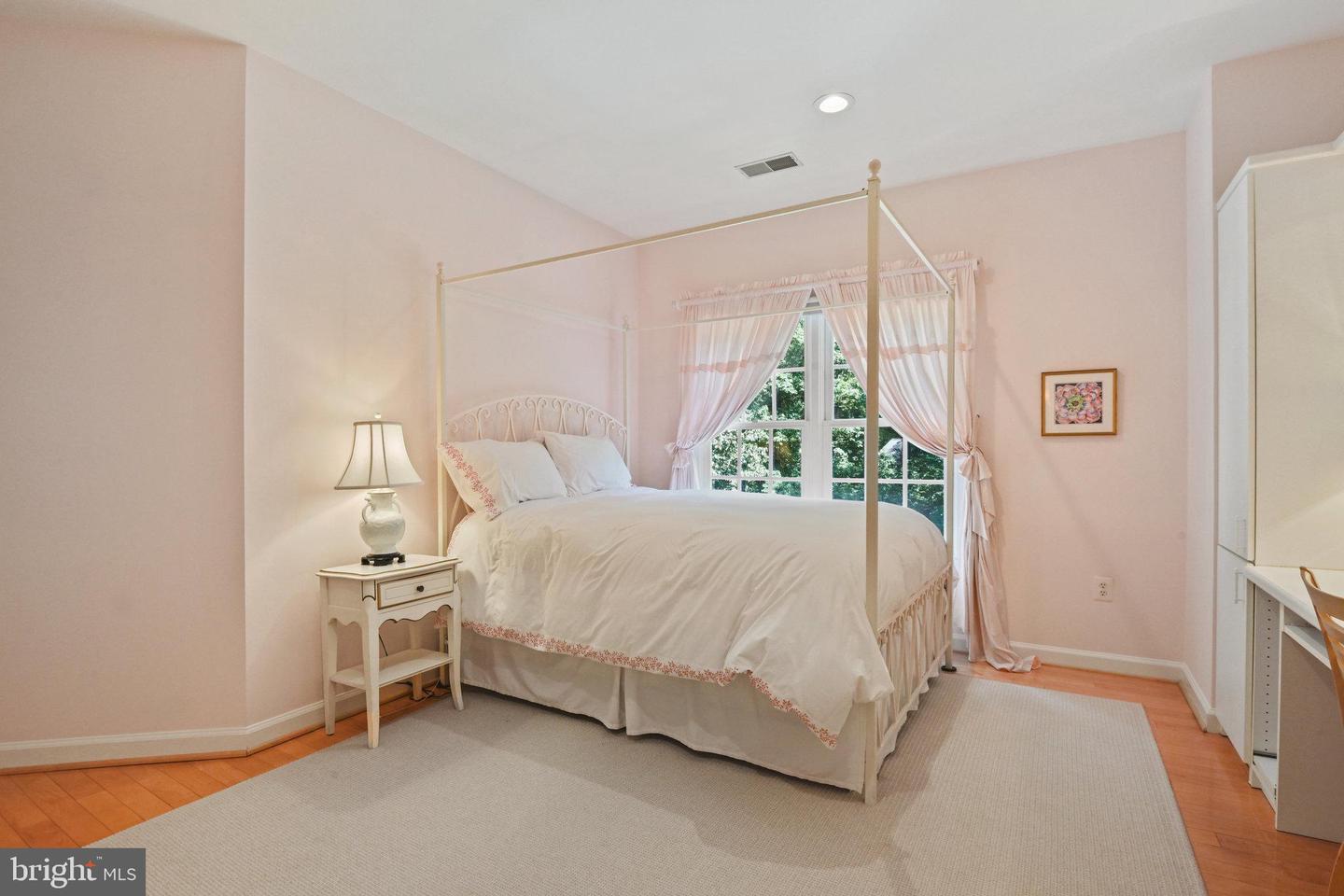 10286 JOHNS HOLLOW RD, VIENNA, Virginia 22182, 6 Bedrooms Bedrooms, ,4 BathroomsBathrooms,Residential,For sale,10286 JOHNS HOLLOW RD,VAFX2222992 MLS # VAFX2222992