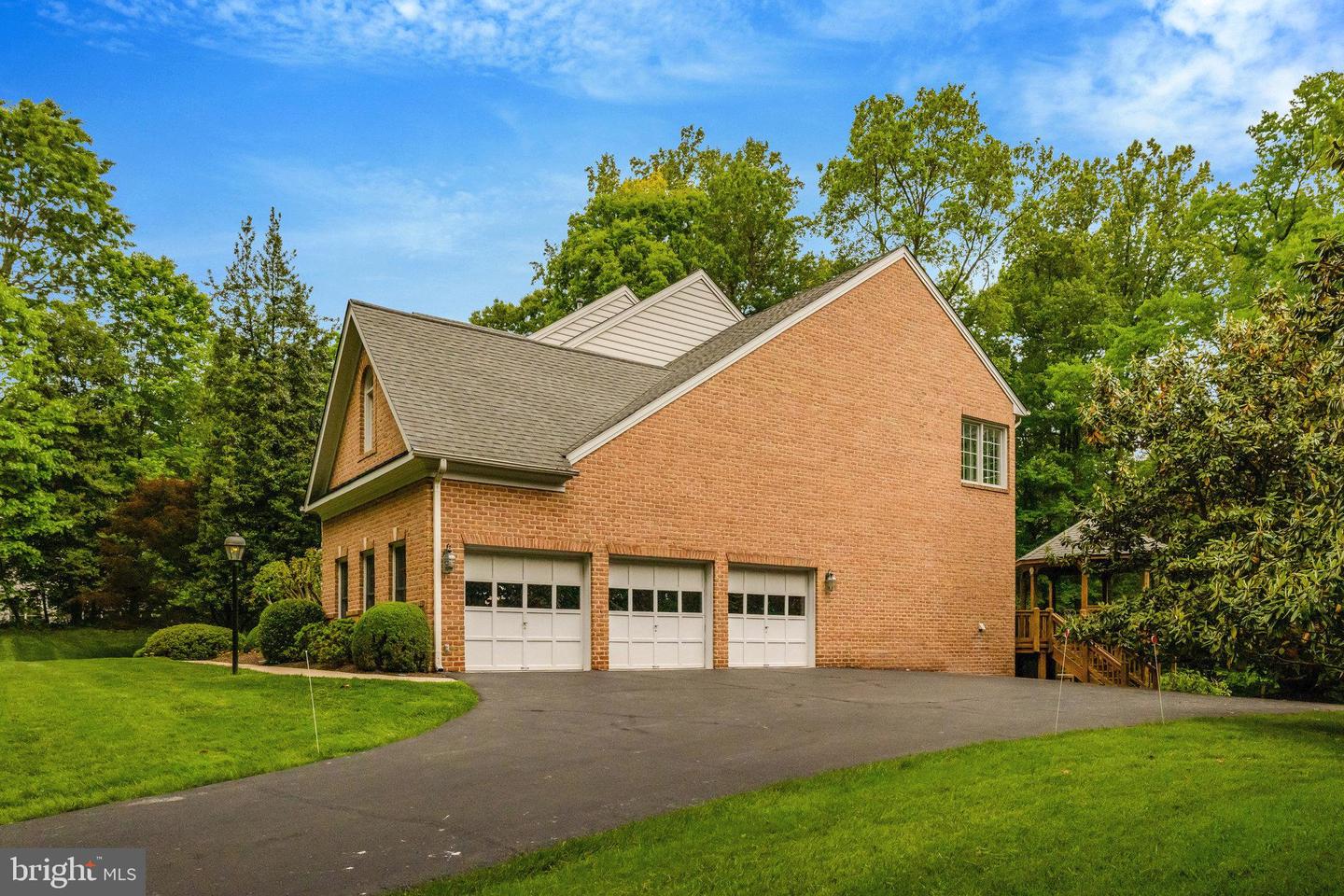 10286 JOHNS HOLLOW RD, VIENNA, Virginia 22182, 6 Bedrooms Bedrooms, ,4 BathroomsBathrooms,Residential,For sale,10286 JOHNS HOLLOW RD,VAFX2222992 MLS # VAFX2222992