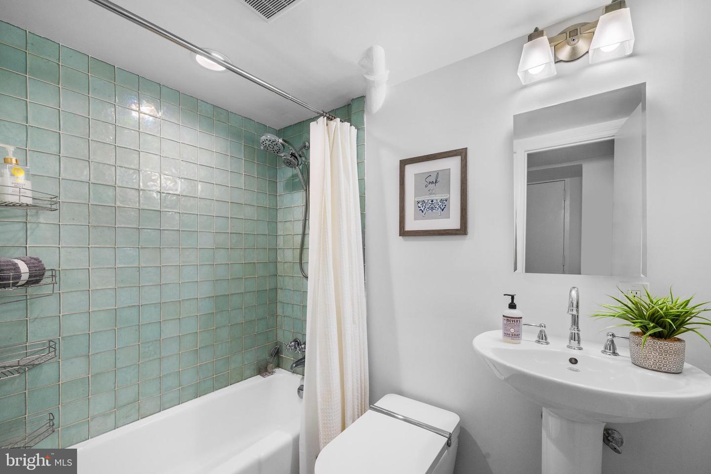1525 Q ST NW #2, WASHINGTON, District Of Columbia 20009, 2 Bedrooms Bedrooms, ,1 BathroomBathrooms,Residential,For sale,1525 Q ST NW #2,DCDC2212164 MLS # DCDC2212164 1525 Q ST NW #2, WASHINGTON, District Of Columbia 20009, 2 Bedrooms Bedrooms, ,1 BathroomBathrooms,Residential,For sale,1525 Q ST NW #2,DCDC2212164 MLS # DCDC2212164