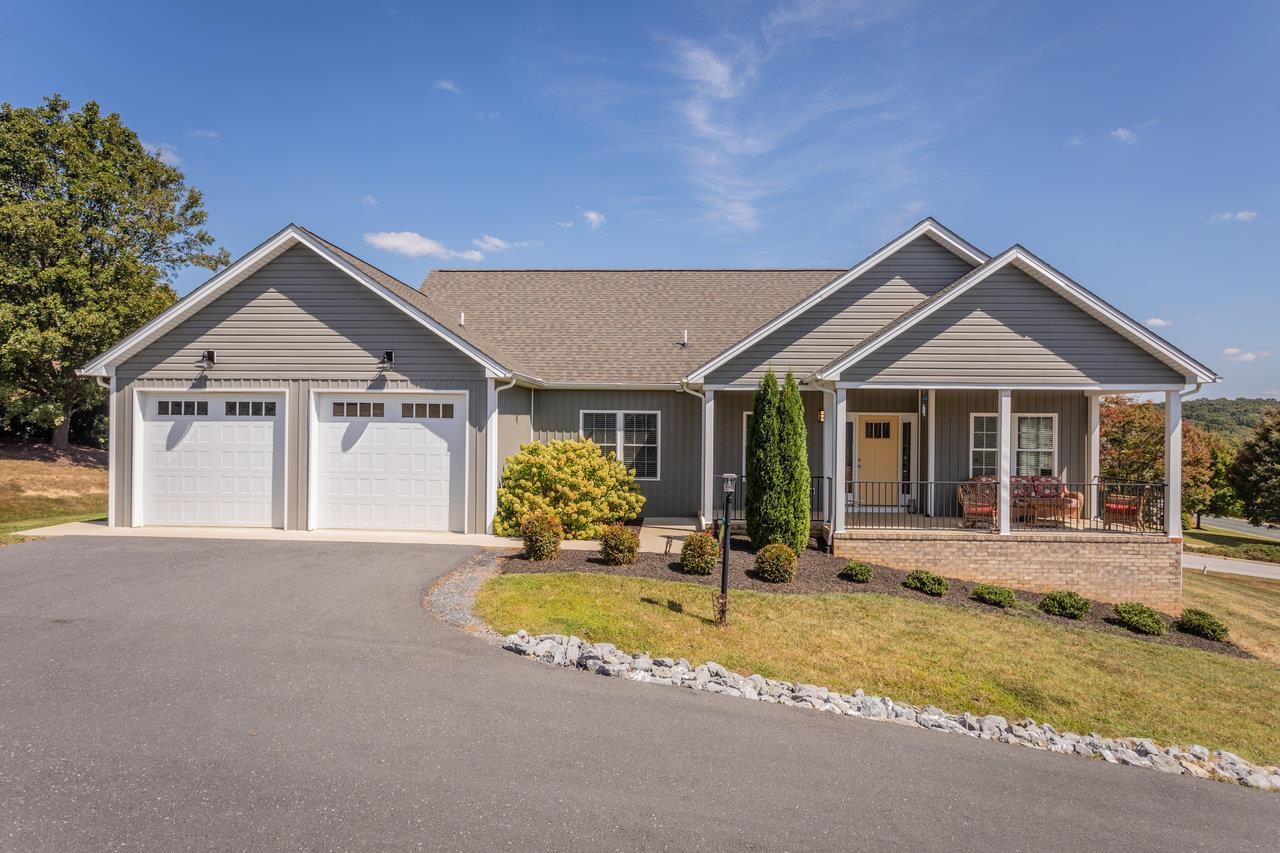 215 HEATHER LN, STAUNTON, Virginia 24401, 3 Bedrooms Bedrooms, ,2 BathroomsBathrooms,Residential,215 HEATHER LN,668911 MLS # 668911