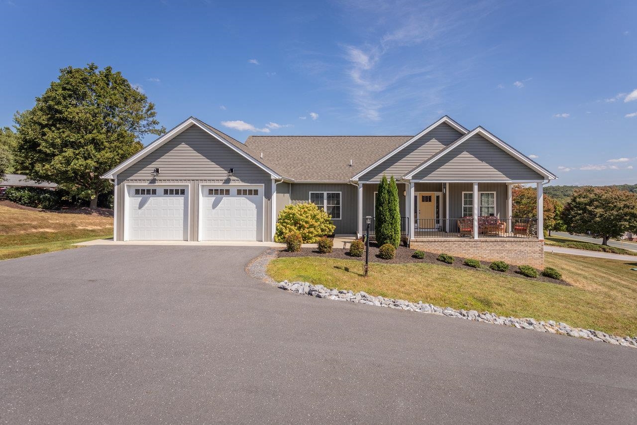 215 HEATHER LN, STAUNTON, Virginia 24401, 3 Bedrooms Bedrooms, ,2 BathroomsBathrooms,Residential,215 HEATHER LN,668911 MLS # 668911