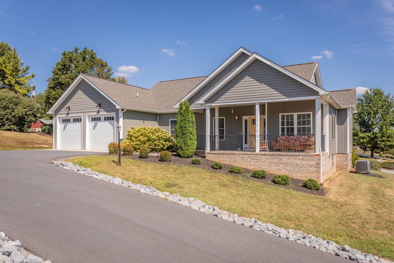 215 HEATHER LN, STAUNTON, Virginia 24401, 3 Bedrooms Bedrooms, ,2 BathroomsBathrooms,Residential,215 HEATHER LN,668911 MLS # 668911