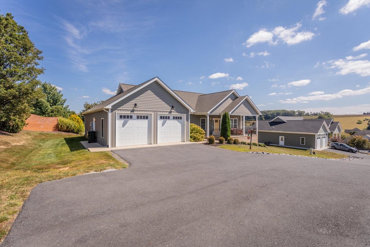 215 HEATHER LN, STAUNTON, Virginia 24401, 3 Bedrooms Bedrooms, ,2 BathroomsBathrooms,Residential,215 HEATHER LN,668911 MLS # 668911