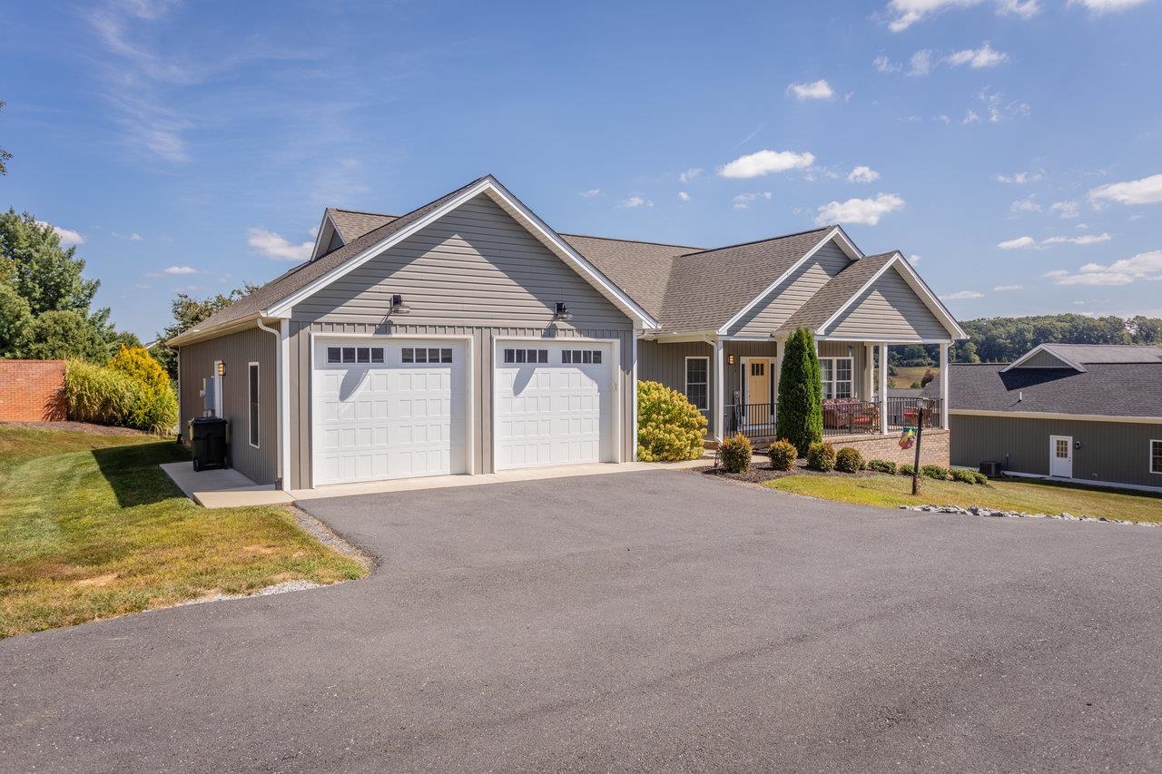 215 HEATHER LN, STAUNTON, Virginia 24401, 3 Bedrooms Bedrooms, ,2 BathroomsBathrooms,Residential,215 HEATHER LN,668911 MLS # 668911
