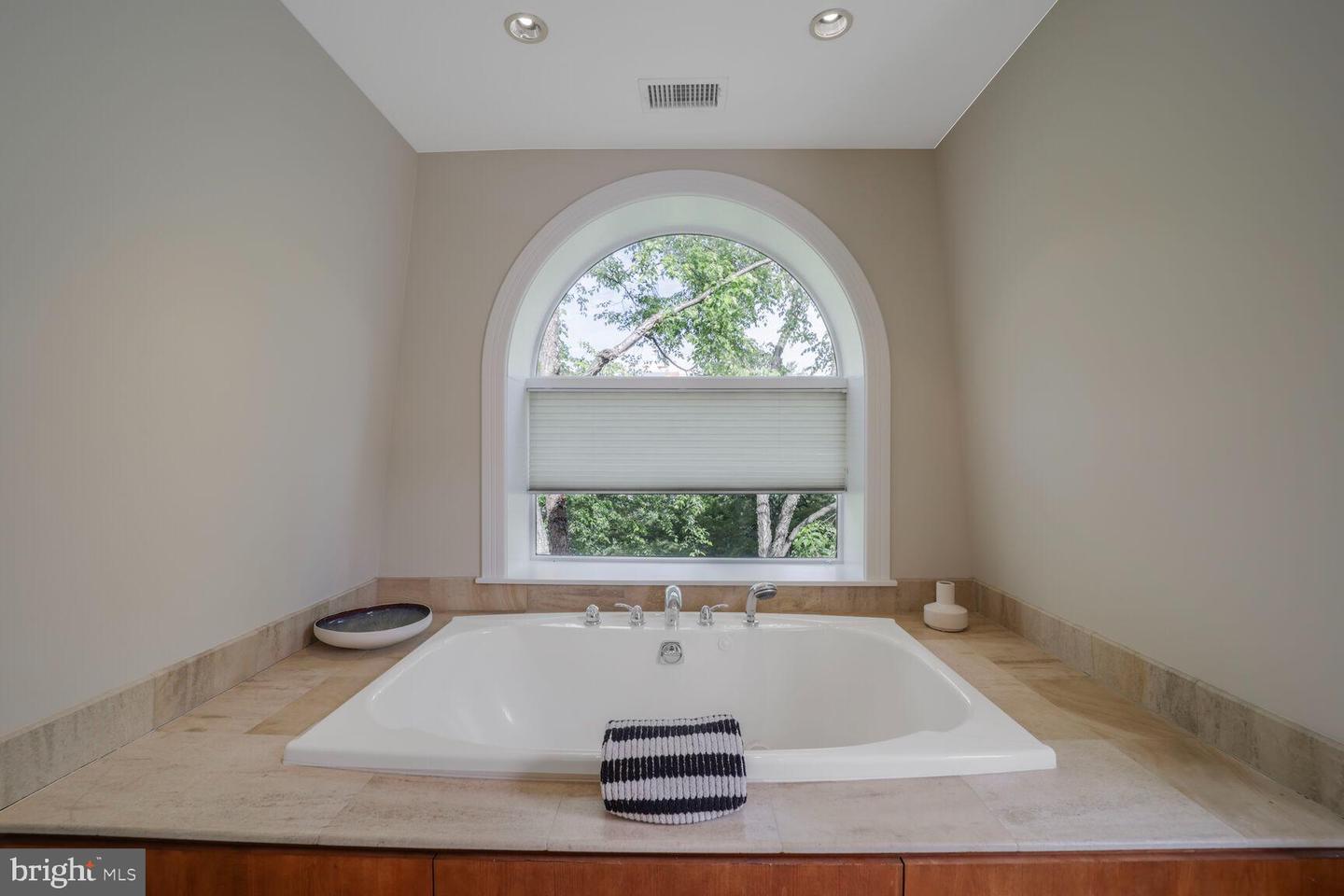 1752 17TH ST NW, WASHINGTON, District Of Columbia 20009, 5 Bedrooms Bedrooms, ,3 BathroomsBathrooms,Residential,For sale,1752 17TH ST NW,DCDC2221332 MLS # DCDC2221332