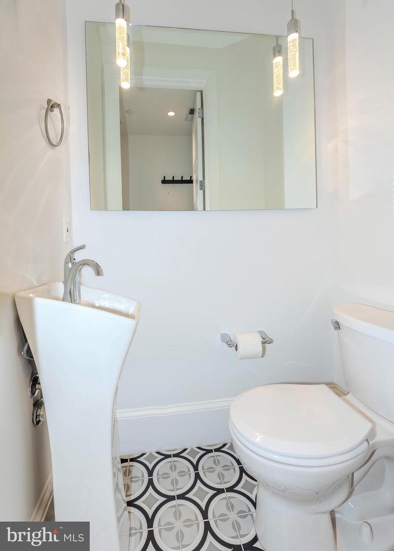 418 7TH ST SE #302, WASHINGTON, District Of Columbia 20003, 1 Bedroom Bedrooms, ,1 BathroomBathrooms,Residential,For sale,418 7TH ST SE #302,DCDC2221404 MLS # DCDC2221404