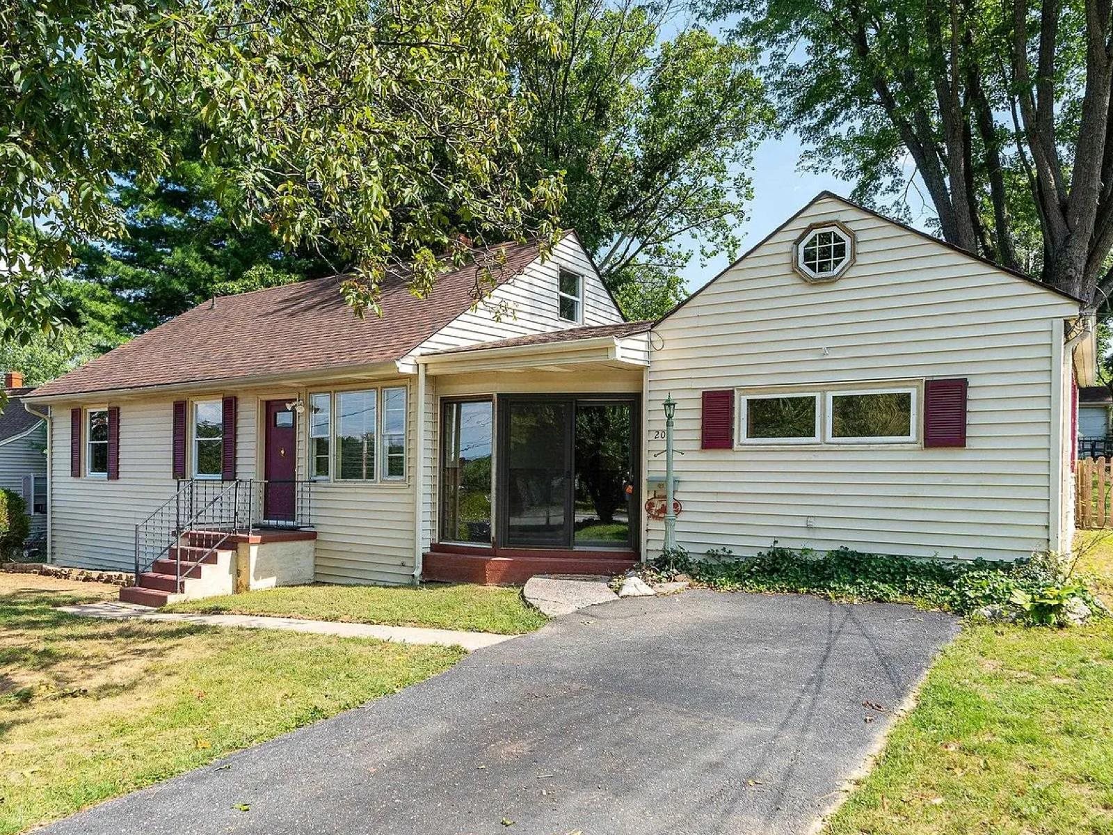 205 DEVON RD, STAUNTON, Virginia 24401, 4 Bedrooms Bedrooms, ,1 BathroomBathrooms,Residential,205 DEVON RD,667960 MLS # 667960