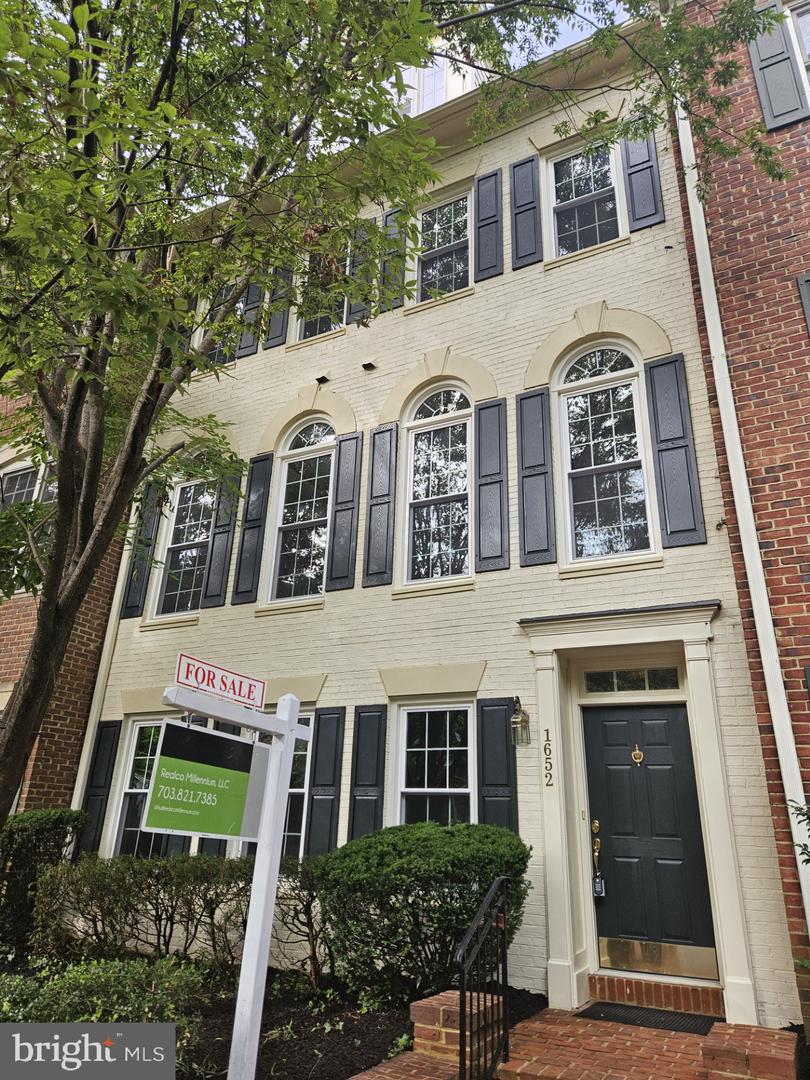 1652 COLONIAL HILLS DR, MCLEAN, Virginia 22102, 3 Bedrooms Bedrooms, ,3 BathroomsBathrooms,Residential,For sale,1652 COLONIAL HILLS DR,VAFX2258480 MLS # VAFX2258480